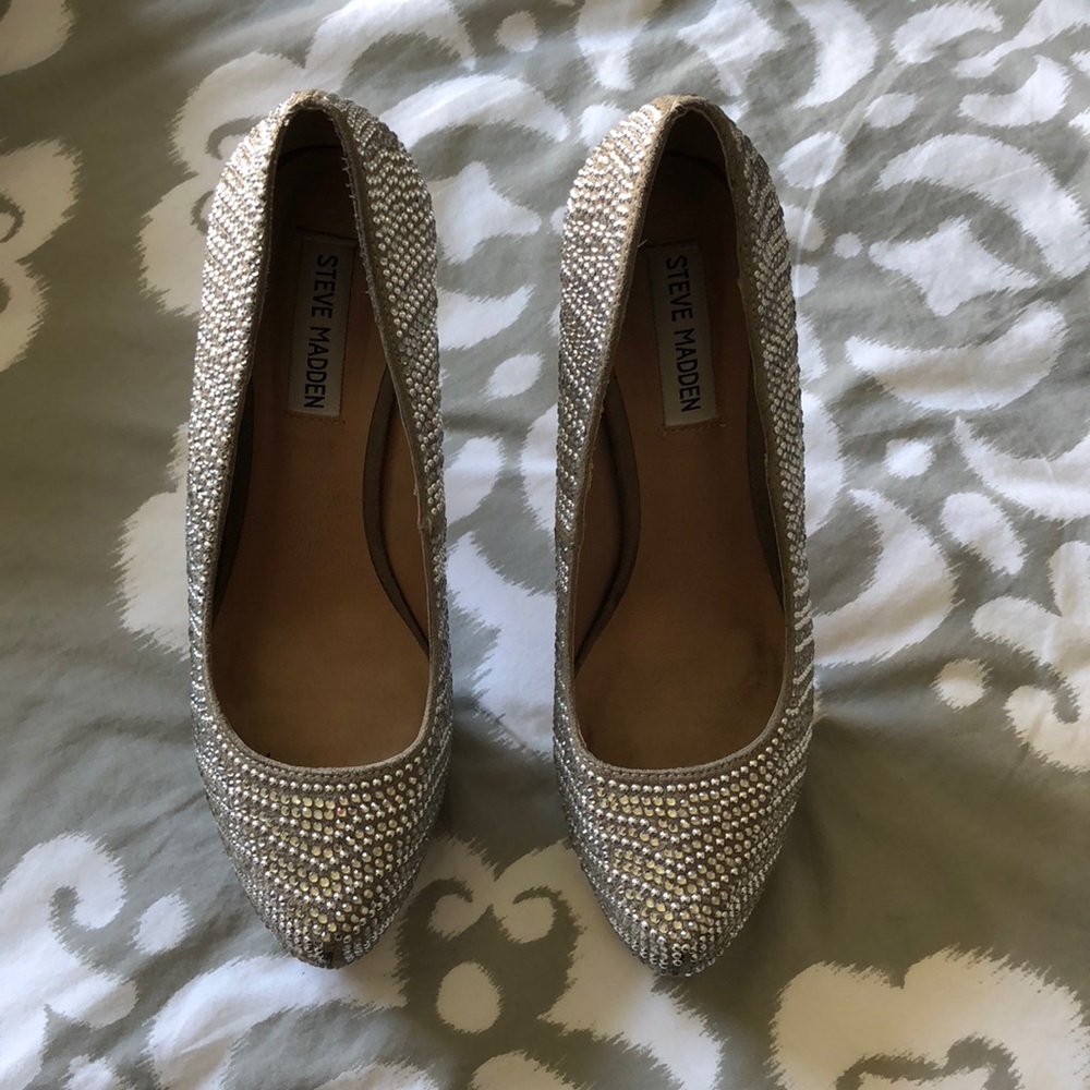 Gorgeous rhinestone Steve Madden pumps